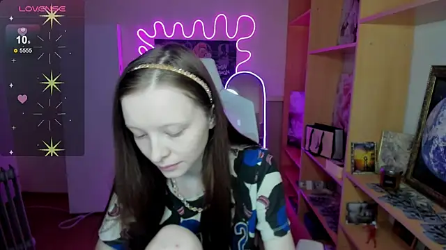 Snapshot of AliceHaris chatting on 11.16.25 AliceHaris online show from 11.16.25