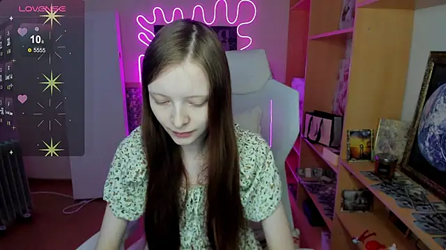 Snapshot of AliceHaris chatting on 11.18.25 AliceHaris online show from 11.18.25