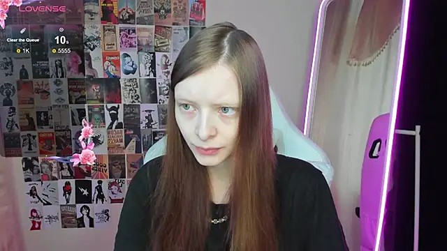 Snapshot of AliceHaris chatting on 11.21.25 AliceHaris online show from 11.21.25