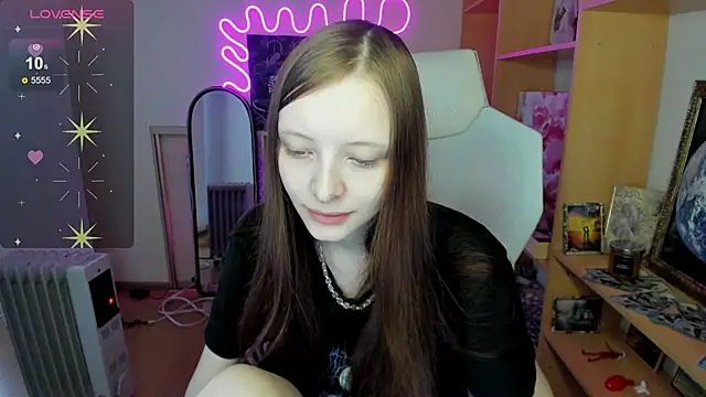 Snapshot of AliceHaris chatting on 11.22.25 AliceHaris online show from 11.22.25