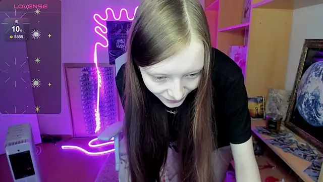 Snapshot of AliceHaris chatting on 11.23.25 AliceHaris online show from 11.23.25