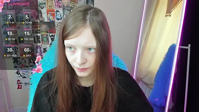 Snapshot of AliceHaris chatting on 11.25.25 AliceHaris online show from 11.25.25