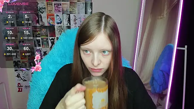 Snapshot of AliceHaris chatting on 11.26.25 AliceHaris online show from 11.26.25