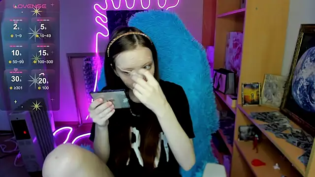 Snapshot of AliceHaris chatting on 11.28.25 AliceHaris online show from 11.28.25