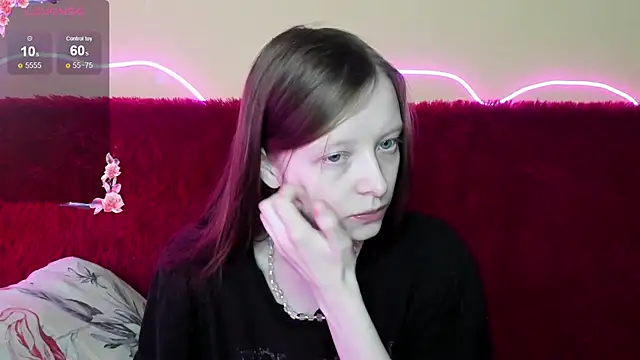 Snapshot of AliceHaris chatting on 12.23.25 AliceHaris online show from 12.23.25