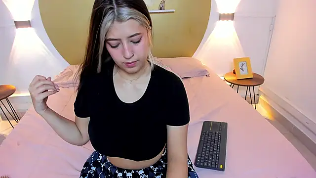 Snapshot of Bella__Lane chatting on 12.16.25 Bella Lane online show from 12.16.25