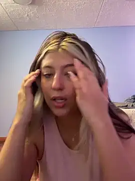 Snapshot of Bella__Lane chatting on 12.17.25 Bella Lane online show from 12.17.25