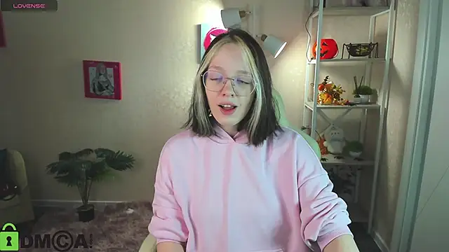 Snapshot of R0cket_bunny chatting on 11.14.25 R0cket bunny online show from 11.14.25