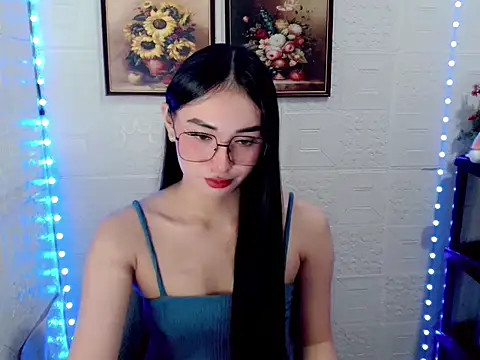 Snapshot of lovelysassy chatting on 10.12.25 lovelysassy online show from 10.12.25