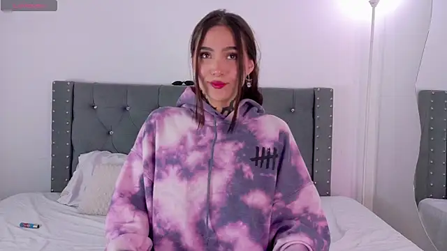 Snapshot of sara_queen10 chatting on 09.10.25 sara queen10 online show from 09.10.25