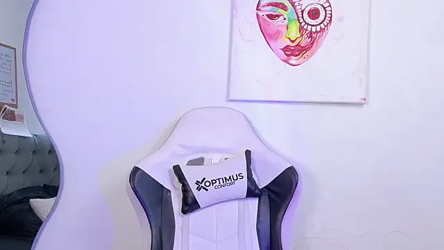 Snapshot of sara_queen10 chatting on 09.29.25 sara queen10 online show from 09.29.25