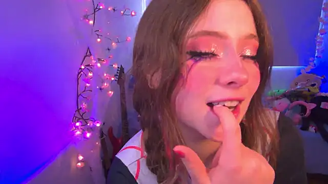 Snapshot of Lil_bela chatting on 12.03.25 Lil bela online show from 12.03.25