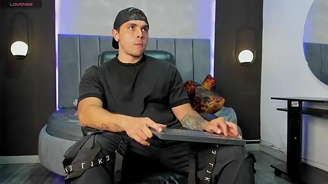 Snapshot of Liam_walk_ chatting on 09.12.25 Liam walk online show from 09.12.25