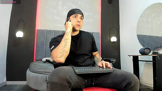 Snapshot of Liam_walk_ chatting on 09.19.25 Liam walk online show from 09.19.25