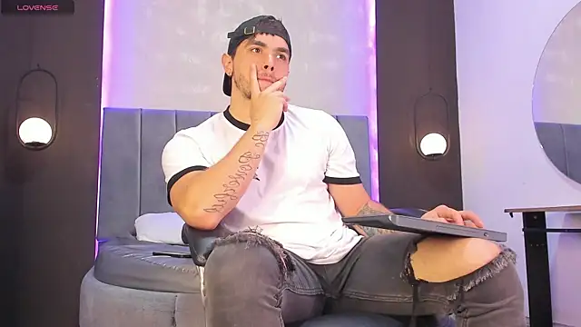 Snapshot of Liam_walk_ chatting on 11.10.25 Liam walk online show from 11.10.25