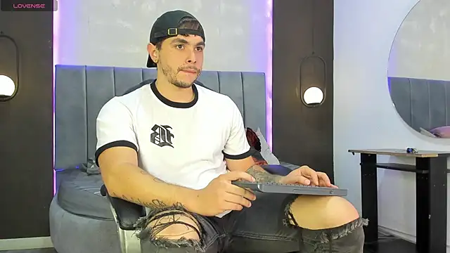 Snapshot of Liam_walk_ chatting on 11.11.25 Liam walk online show from 11.11.25