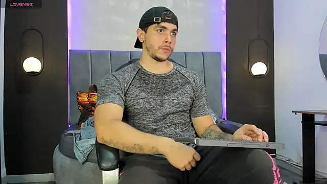 Snapshot of Liam_walk_ chatting on 11.12.25 Liam walk online show from 11.12.25