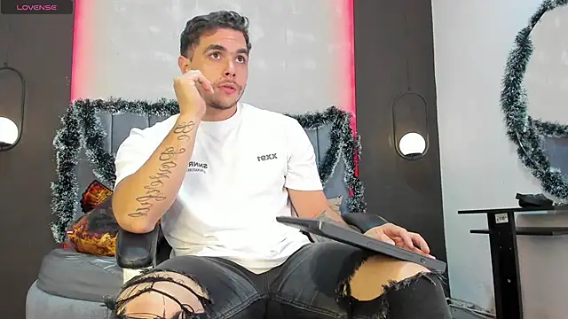 Snapshot of Liam_walk_ chatting on 12.04.25 Liam walk online show from 12.04.25