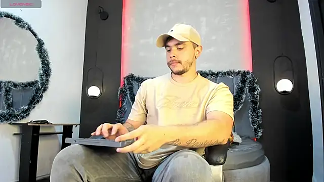 Snapshot of Liam_walk_ chatting on 12.19.25 Liam walk online show from 12.19.25
