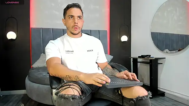 Snapshot of Liam_walk_ chatting on 01.08.26 Liam walk online show from 01.08.26