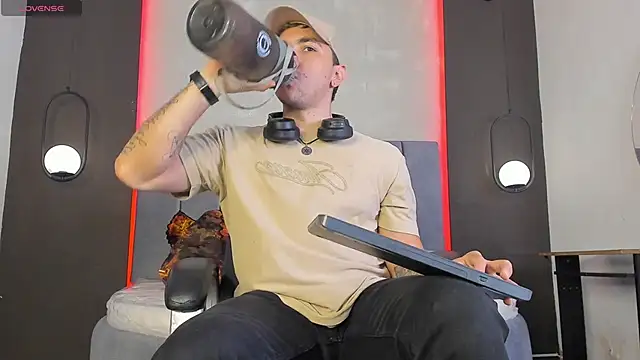 Snapshot of Liam_walk_ chatting on 02.10.26 Liam walk online show from 02.10.26