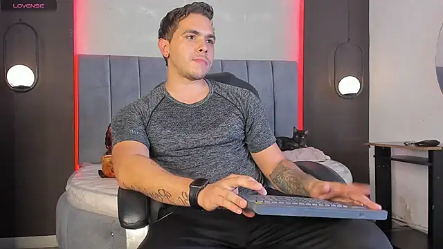 Snapshot of Liam_walk_ chatting on 02.11.26 Liam walk online show from 02.11.26