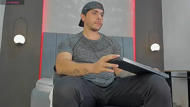 Snapshot of Liam_walk_ chatting on 03.11.26 Liam walk online show from 03.11.26