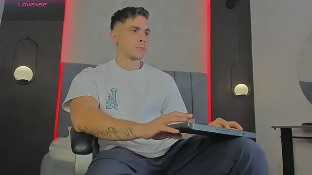 Snapshot of Liam_walk_ chatting on 03.25.26 Liam walk online show from 03.25.26