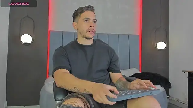 Snapshot of Liam_walk_ chatting on 04.07.26 Liam walk online show from 04.07.26