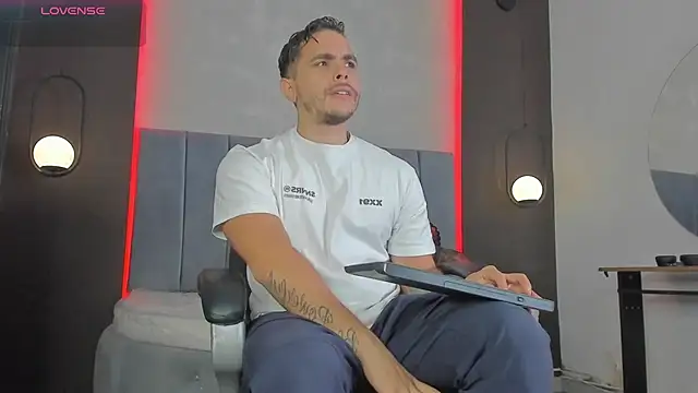Snapshot of Liam_walk_ chatting on 04.08.26 Liam walk online show from 04.08.26
