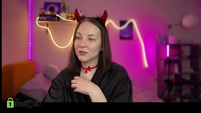 Snapshot of EveSunny chatting on 10.26.25 EveSunny online show from 10.26.25