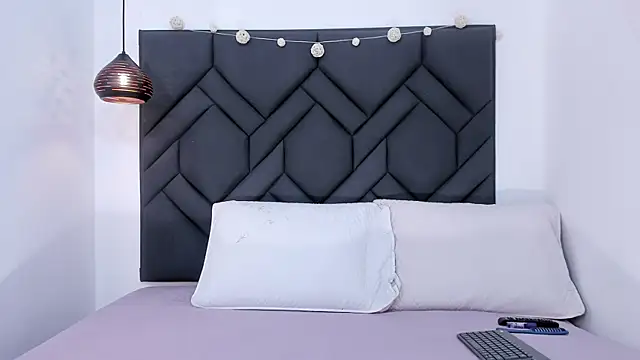 Snapshot of Lauran_Xe chatting on 10.30.25 Lauran Xe online show from 10.30.25