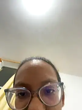 Snapshot of Valen1800 chatting on 09.10.25 Valen1800 online show from 09.10.25