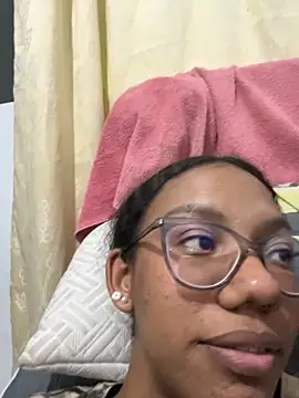 Snapshot of Valen1800 chatting on 09.15.25 Valen1800 online show from 09.15.25