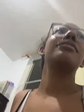 Snapshot of Valen1800 chatting on 09.21.25 Valen1800 online show from 09.21.25