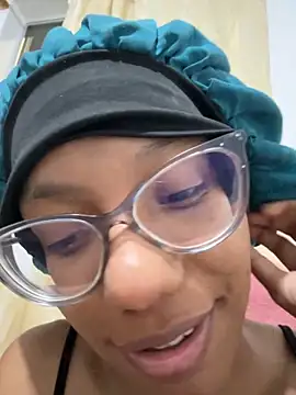 Snapshot of Valen1800 chatting on 09.30.25 Valen1800 online show from 09.30.25