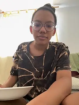 Snapshot of Valen1800 chatting on 10.14.25 Valen1800 online show from 10.14.25