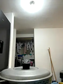 Snapshot of Valen1800 chatting on 11.20.25 Valen1800 online show from 11.20.25