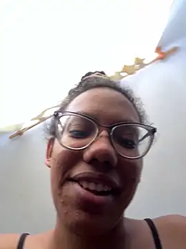 Snapshot of Valen1800 chatting on 12.14.25 Valen1800 online show from 12.14.25