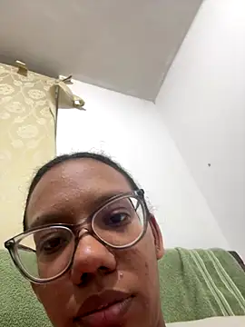 Snapshot of Valen1800 chatting on 12.19.25 Valen1800 online show from 12.19.25