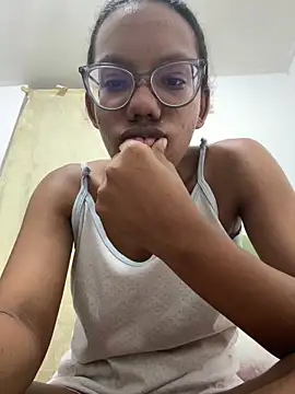 Snapshot of Valen1800 chatting on 12.20.25 Valen1800 online show from 12.20.25