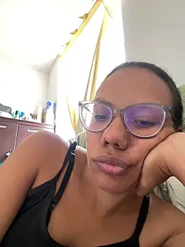 Snapshot of Valen1800 chatting on 12.20.25 Valen1800 online show from 12.20.25