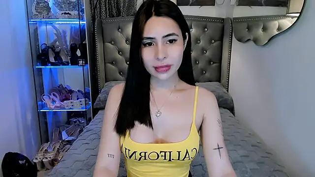 Snapshot of Claudia_empress chatting on 10.13.25 Claudia empress online show from 10.13.25