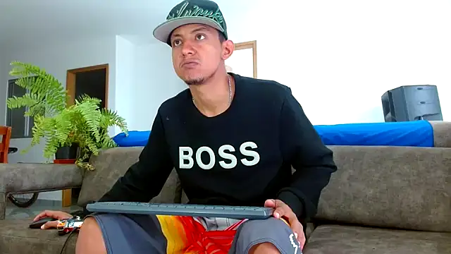 Snapshot of skinny23cm chatting on 01.28.25 skinny23cm online show from 01.28.25