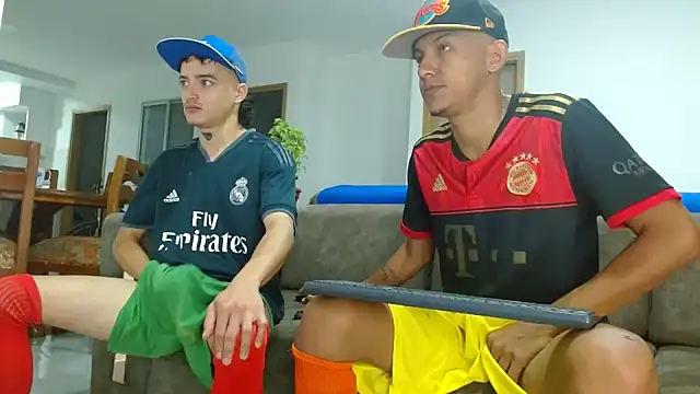 Snapshot of skinny23cm chatting on 02.13.25 skinny23cm online show from 02.13.25