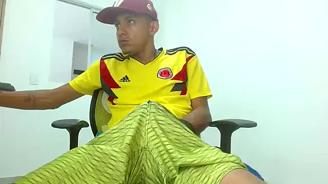 Snapshot of skinny23cm chatting on 02.25.25 skinny23cm online show from 02.25.25