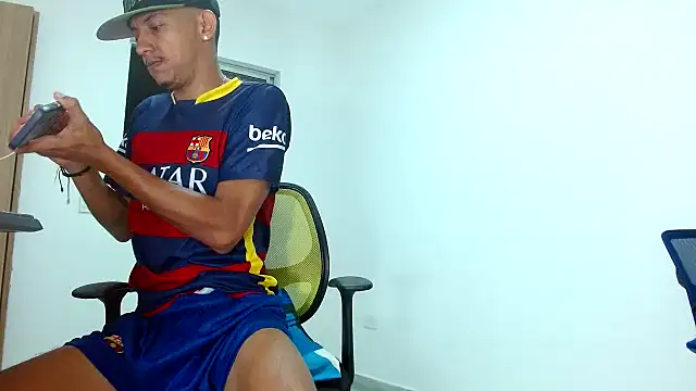 Snapshot of skinny23cm chatting on 03.13.25 skinny23cm online show from 03.13.25