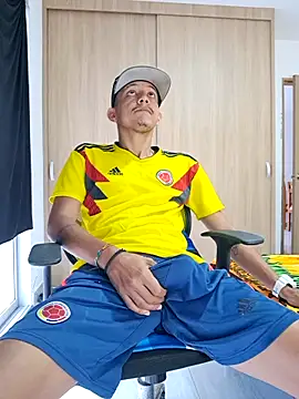 Snapshot of skinny23cm chatting on 03.17.25 skinny23cm online show from 03.17.25