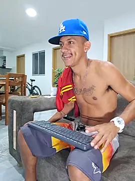 Snapshot of skinny23cm chatting on 03.20.25 skinny23cm online show from 03.20.25