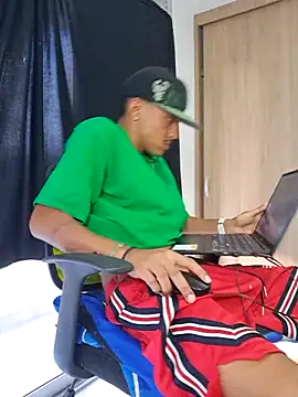 Snapshot of skinny23cm chatting on 03.21.25 skinny23cm online show from 03.21.25